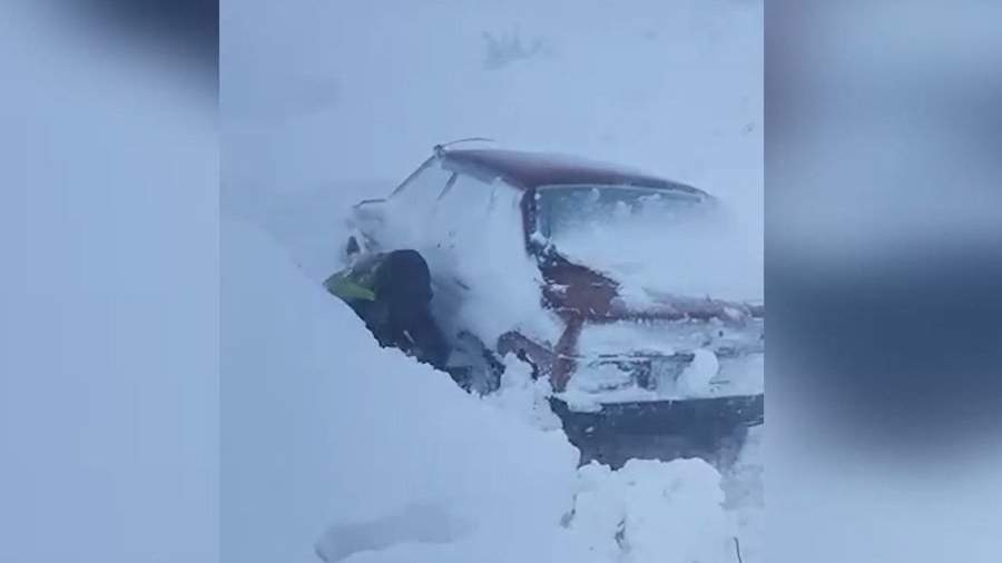 Автомобиль попал в снежную ловушку на трассе в Ростовской области<br />

