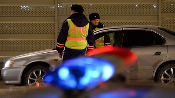 Иномарка из свадебного картежа попала в аварию в Москве и перевернулась