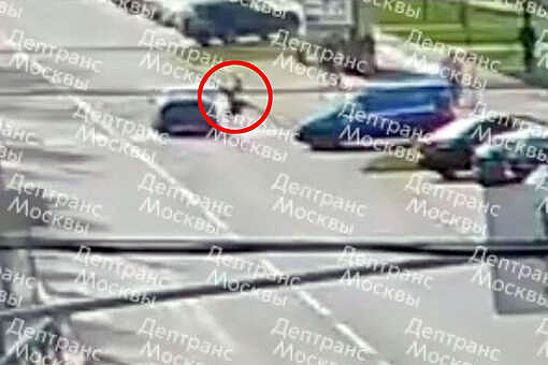 Наезд автомобиля на самокатчика в Москве попал на видео