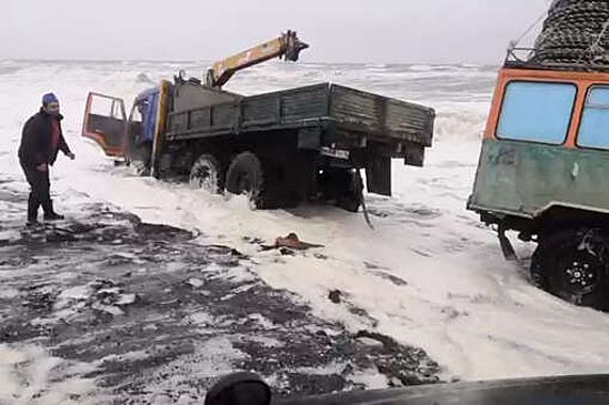 На Камчатке три автомобиля смыло в море во время прилива
