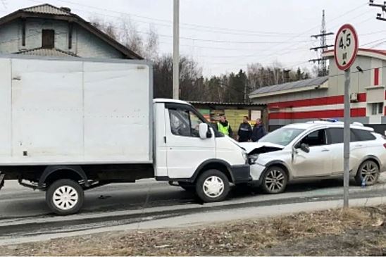 В Новосибирске автомобиль с мертвым водителем врезался в две "Газели"