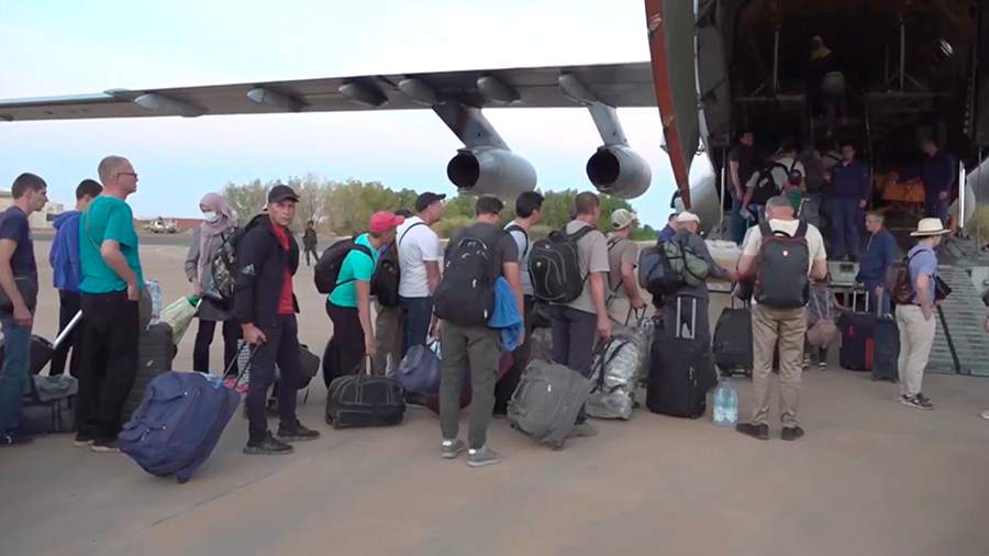 Более 200 человек эвакуировали из Судана в Россию<br />
