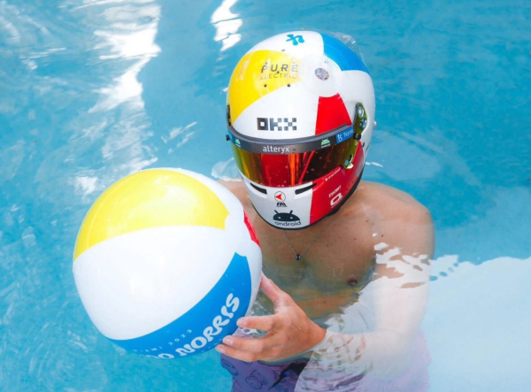 Ландо Норрис показал шлем для Гран При Майами. И это пляжный мяч