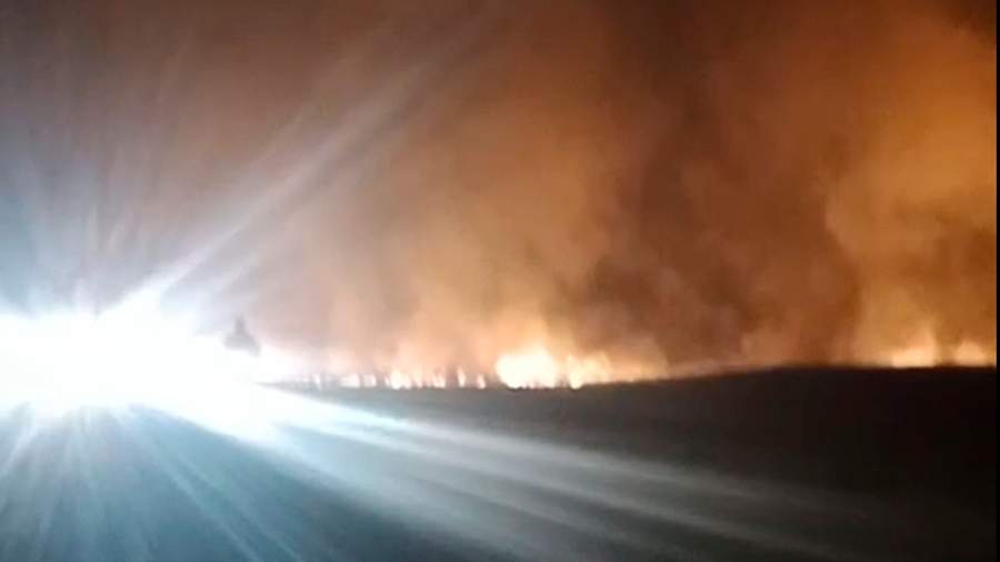 Около поселка Забайкальск степной пожар распространился на 10 гектарах вдоль трассы<br />
